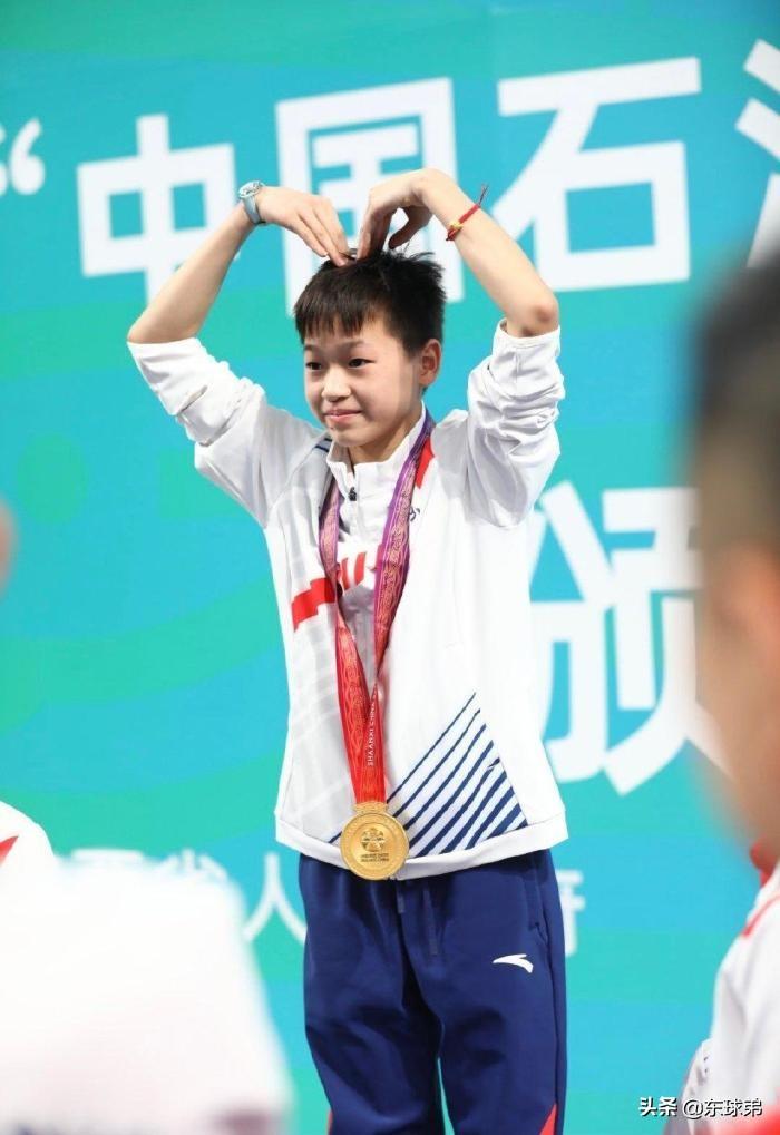 全红婵被狂热粉丝现场追星全红婵被狂热粉丝现场追星，聚焦背后的故事与启示